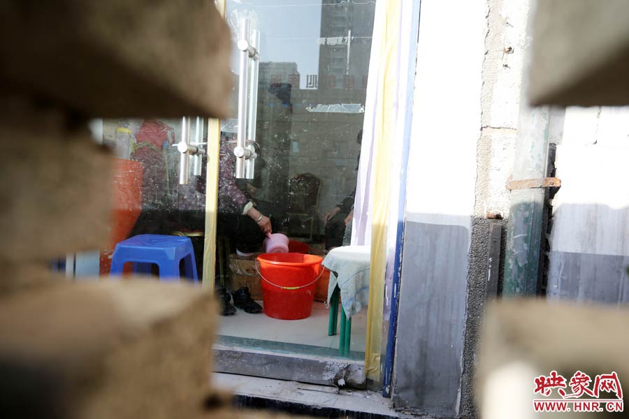 墻內(nèi)一家店面正常營(yíng)業(yè)。