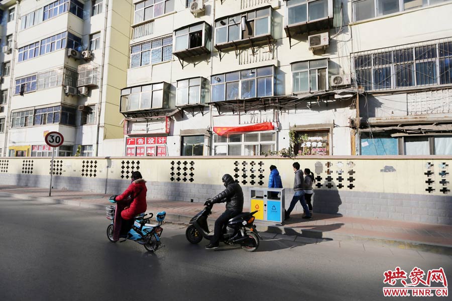 雖然墻內(nèi)的商戶已經(jīng)搬走，但一些門頭還沒撤下。