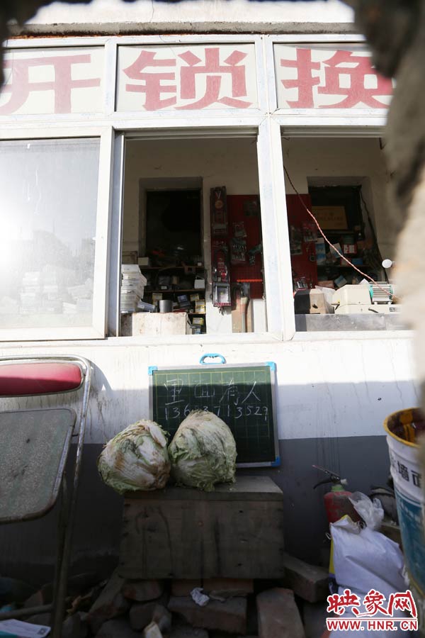 一家開鎖的商戶掛了一個(gè)牌子，上面寫著“里面有人”，提醒市民這里正常營(yíng)業(yè)。
