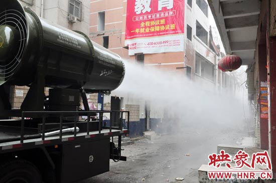 針對(duì)造成霧霾的主兇“建筑工地?fù)P塵”，“霧炮車(chē)”降塵除塵效果能到到80%。