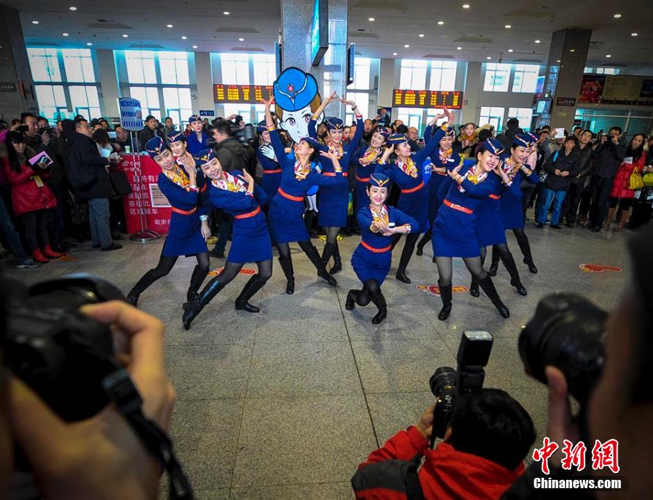 圖為D2702次列車13名乘務(wù)員在候車大廳內(nèi)玩起“快閃”。