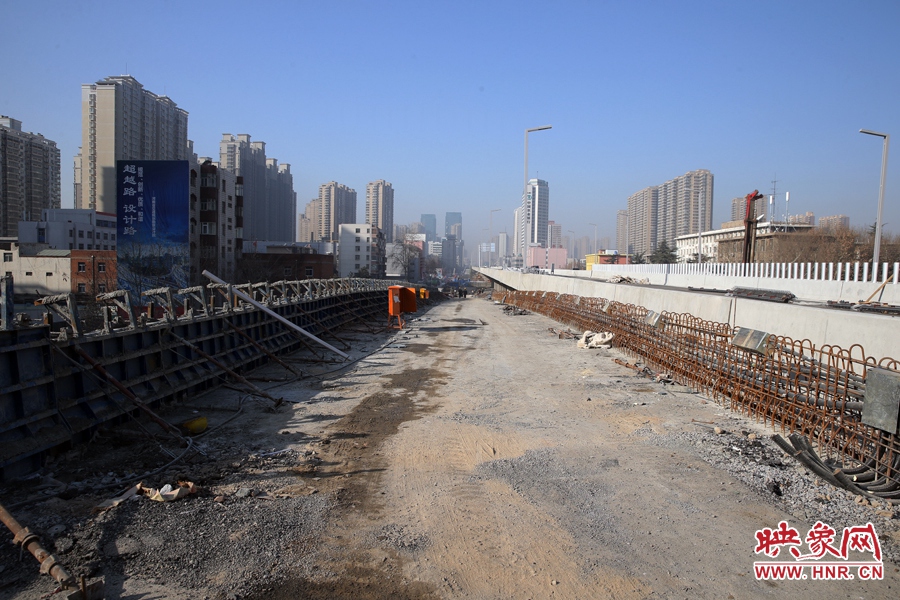 由西向東方向，嵩山南路出口以東，仍在緊張施工中。