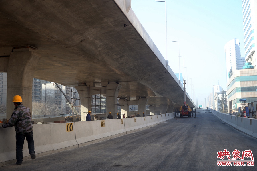 由西向東方向，嵩山南路出口以東，仍在緊張施工中。