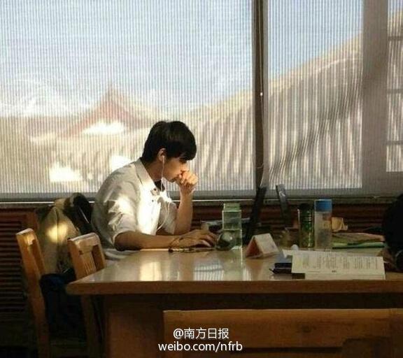 北大圖書館男神走紅 網友直呼“求交往” 北大圖書館男神走紅 網友直呼“求交往”