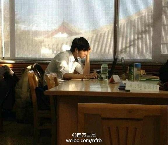 北大圖書館男神走紅 網友直呼“求交往” 北大圖書館男神走紅 網友直呼“求交往”