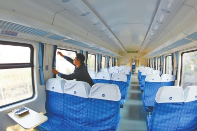 硬座車廂 藍色座套，清清爽爽。