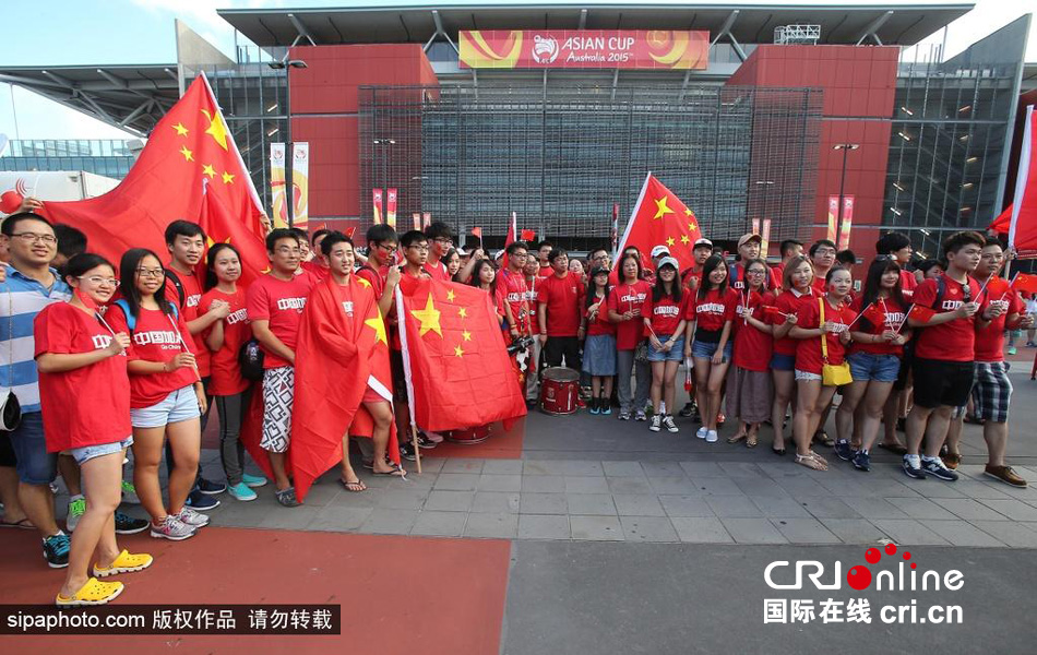 北京時(shí)間1月10日，中國隊(duì)迎來亞洲杯首場比賽，賽前中國球迷揮舞國旗進(jìn)場，為國足助威。