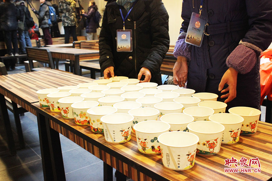 施粥人員準備了一次性飯盒，方便市民攜帶。