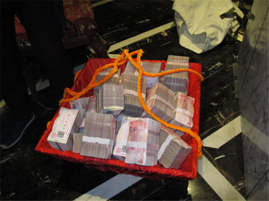 不少農(nóng)民工的工資是用籮筐挑走的。