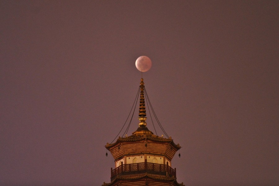 4月4日，廣東省廣州市，月全食與赤崗塔。（二次曝光）石榴/CFP
