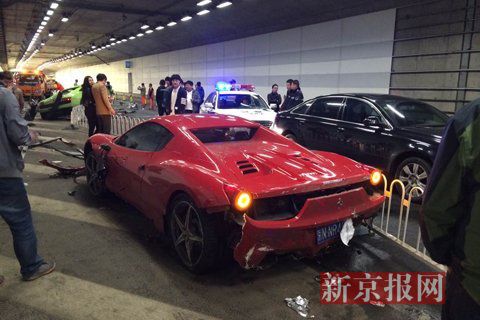 一輛蘭博基尼與一輛法拉利發(fā)生事故，現(xiàn)場(chǎng)狀況慘烈