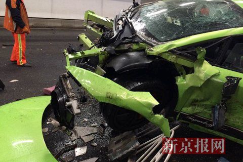 一輛蘭博基尼與一輛法拉利發(fā)生事故，現(xiàn)場(chǎng)狀況慘烈