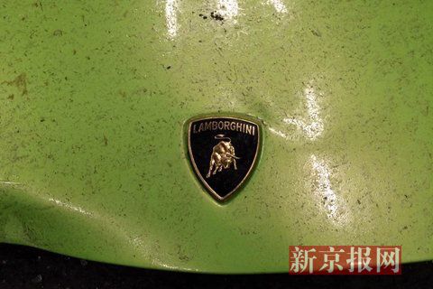 一輛蘭博基尼與一輛法拉利發(fā)生事故，現(xiàn)場(chǎng)狀況慘烈