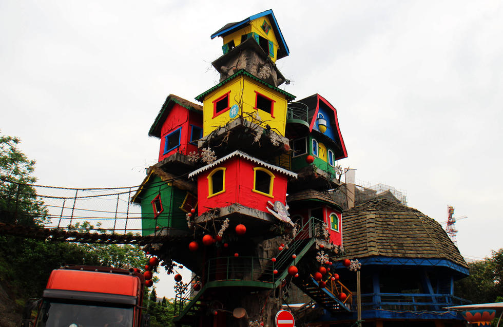 重慶現(xiàn)夢(mèng)幻“最牛樹(shù)屋” 由9間房屋組成 重慶現(xiàn)夢(mèng)幻“最牛樹(shù)屋” 由9間房屋組成