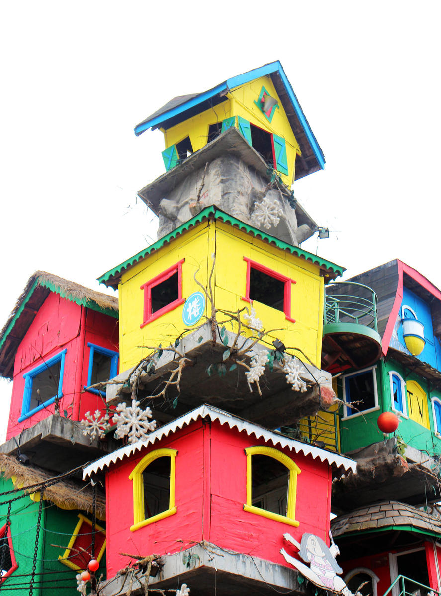 重慶現(xiàn)夢(mèng)幻“最牛樹(shù)屋” 由9間房屋組成 重慶現(xiàn)夢(mèng)幻“最牛樹(shù)屋” 由9間房屋組成