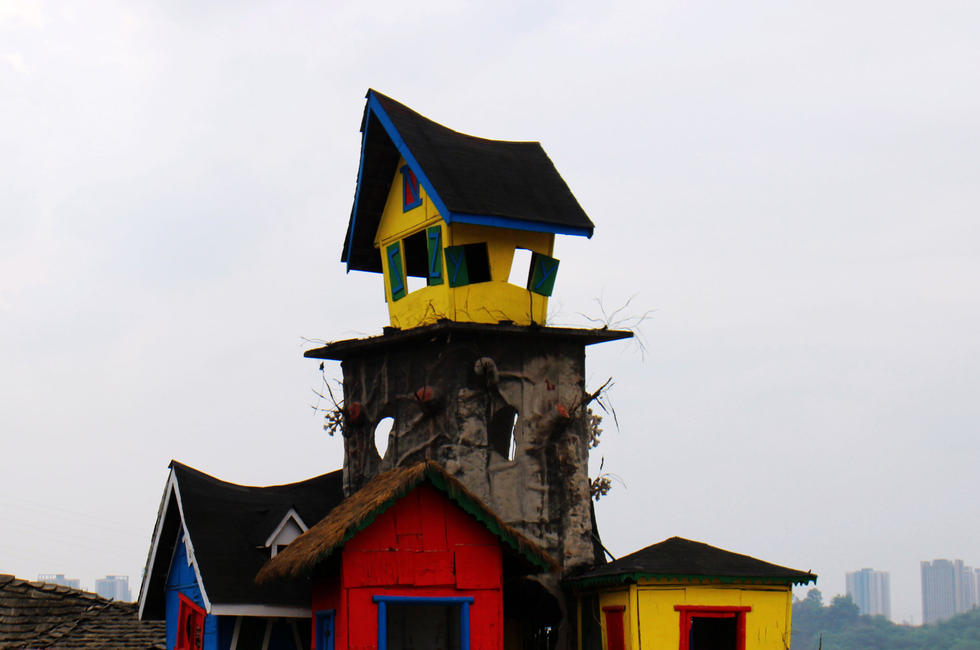 重慶現(xiàn)夢(mèng)幻“最牛樹(shù)屋” 由9間房屋組成 重慶現(xiàn)夢(mèng)幻“最牛樹(shù)屋” 由9間房屋組成