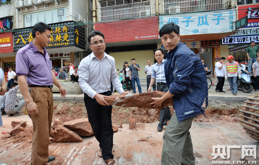 一旦發(fā)現(xiàn)恐龍蛋化石，及時上報，通知公安和文物部門進(jìn)行保護(hù)。