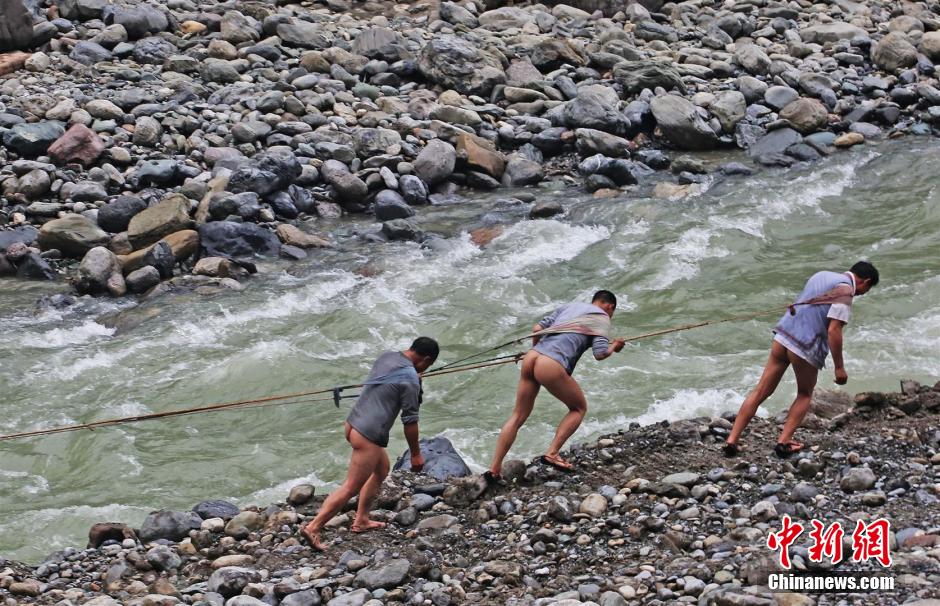 圖為原始古樸的纖夫拉纖。