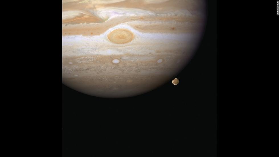 位于地球大氣層外的哈勃望遠(yuǎn)鏡能給人類(lèi)來(lái)更清楚的太空?qǐng)D像。