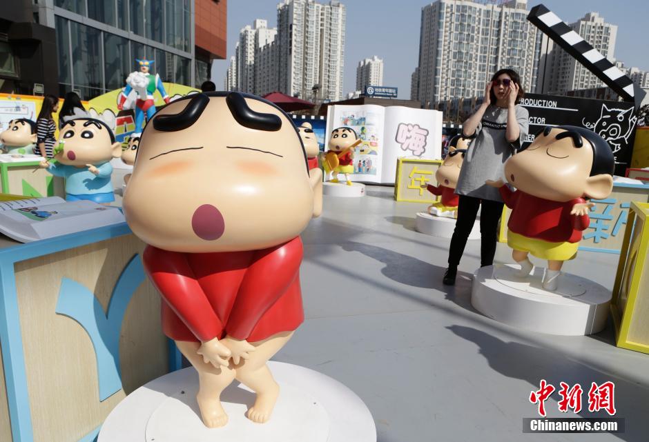 4月22日，游客參觀蠟筆小新特展?！跋灩P小新25周年紀念特展”日前在北京開展