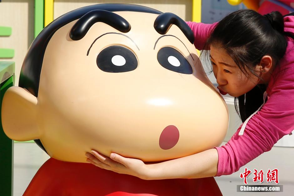 4月22日，游客與蠟筆小新合影?！跋灩P小新25周年紀念特展”日前在北京開展，吸引了不少市民游客。