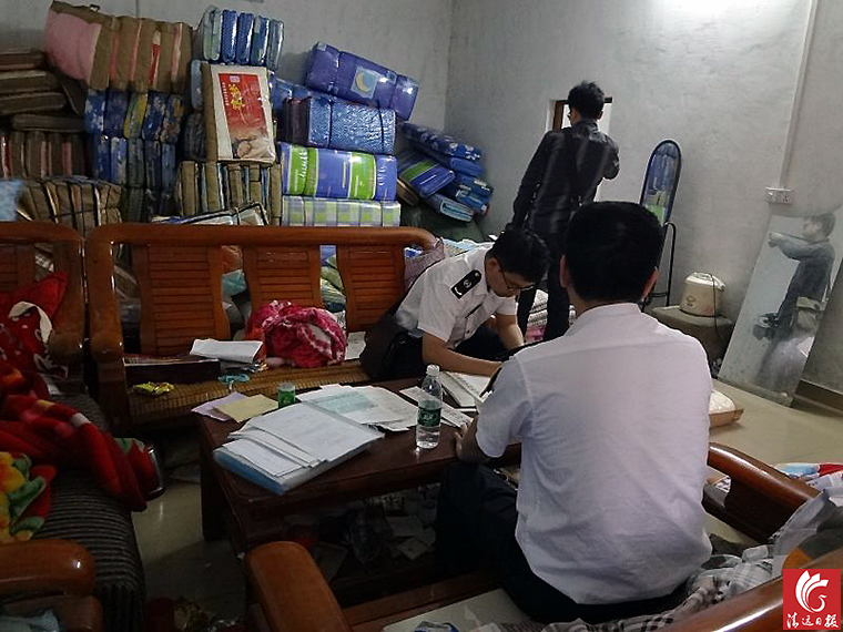 執(zhí)法人員對(duì)“黑心棉”窩點(diǎn)進(jìn)行登記取證。