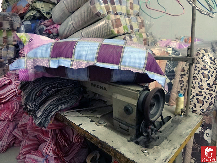 作坊一角。執(zhí)法人員稱，該作坊利用廢舊棉花和劣質(zhì)絮用纖維進(jìn)行違法加工。