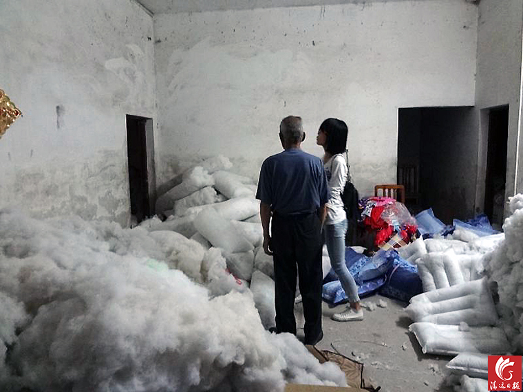 “黑心棉”堆滿了房間的每個(gè)角落。