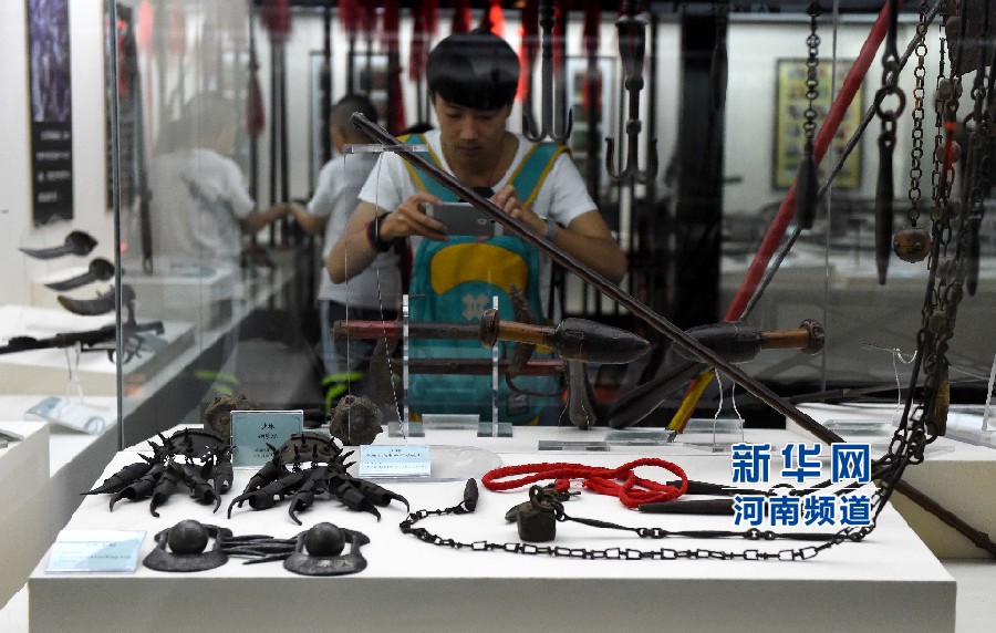 4月26日，參觀者在兵器展覽館內(nèi)拍攝展品。