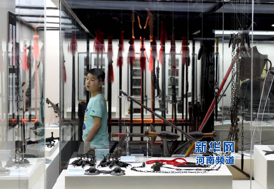 4月26日，參觀者在兵器展覽館內(nèi)參觀。