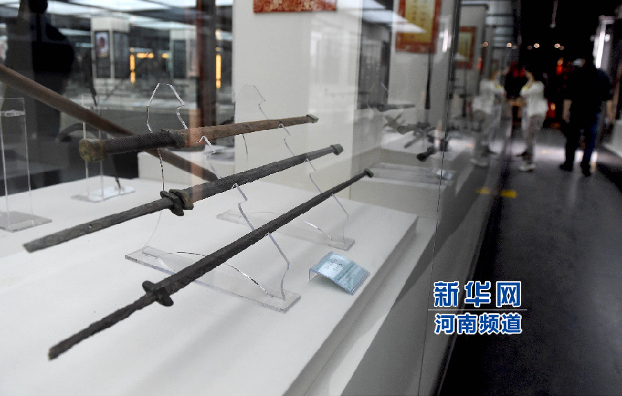 4月26日，參觀者在兵器展覽館內(nèi)參觀。