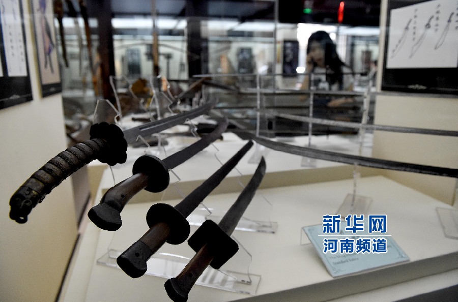 4月26日，參觀者在兵器展覽館內(nèi)參觀。