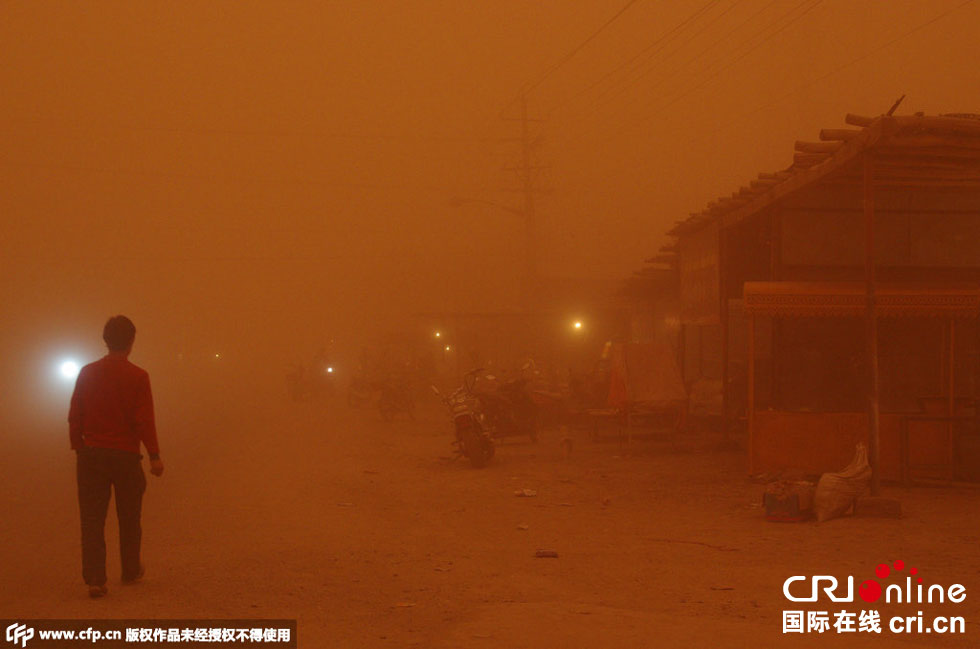 巴扎上的車輛紛紛打開車燈。