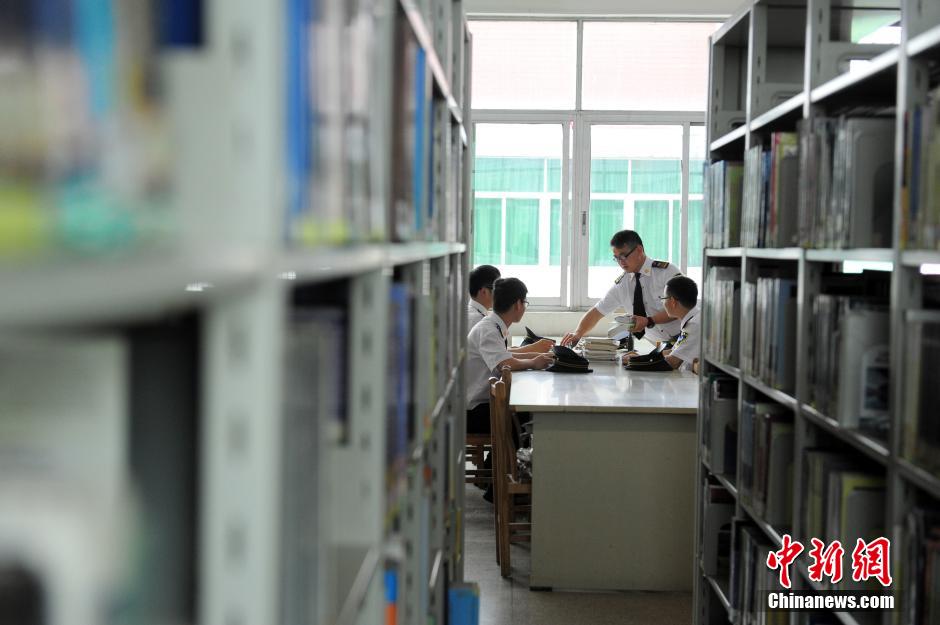 5月8日，武漢輕工大學(xué)保安吳濤、江力、黃凱、萬文杰在圖書館學(xué)習中。中新社發(fā) 張暢 攝