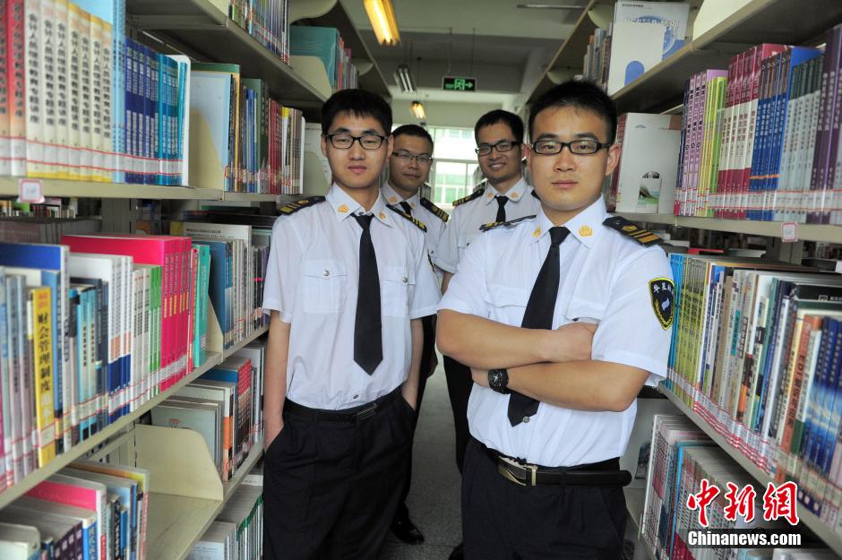 　5月8日，武漢輕工大學(xué)圖書館保安吳濤、江力、黃凱、萬文杰。中新社發(fā) 張暢 攝