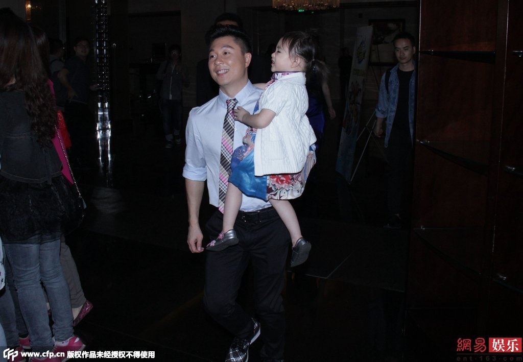 近日李小鵬抱女兒快步離開活動現(xiàn)場。