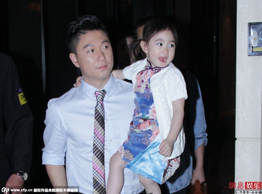 女兒奧莉身穿花旗袍配白色外套，還不停做表情賣萌搶鏡。