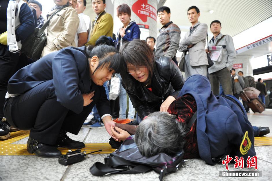 74歲老太地鐵站臺(tái)摔倒稱“有老保，不訛人”