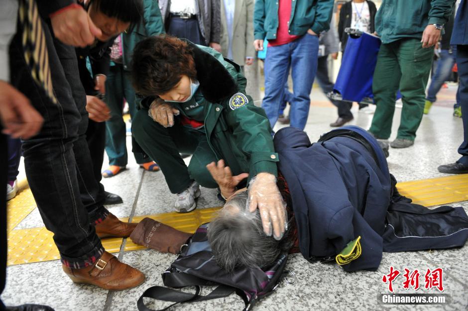 74歲老太地鐵站臺(tái)摔倒稱“有老保，不訛人”