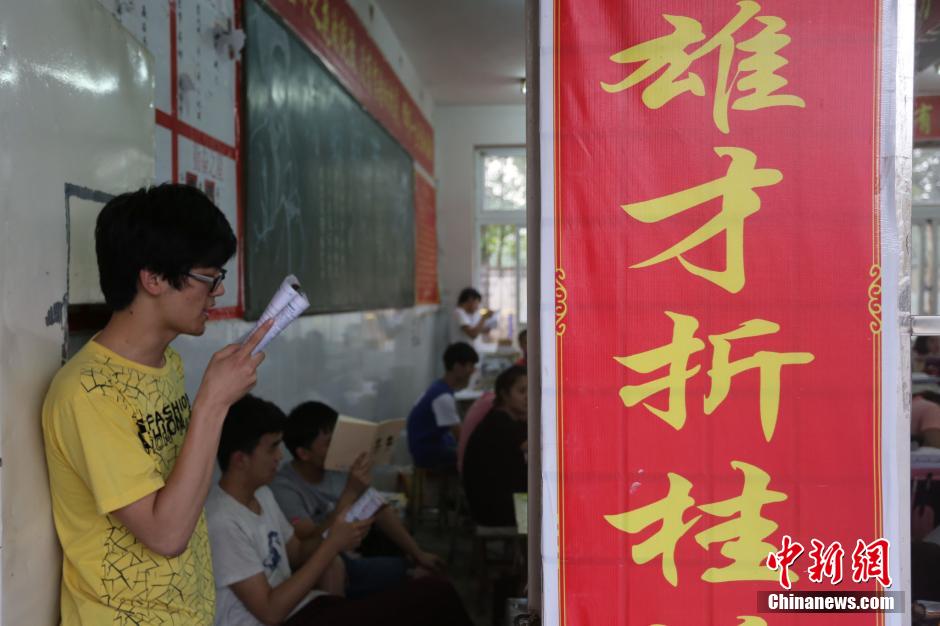 河南考生備戰(zhàn)高考 標(biāo)語(yǔ)口號(hào)貼滿教室 河南考生備戰(zhàn)高考 標(biāo)語(yǔ)口號(hào)貼滿教室