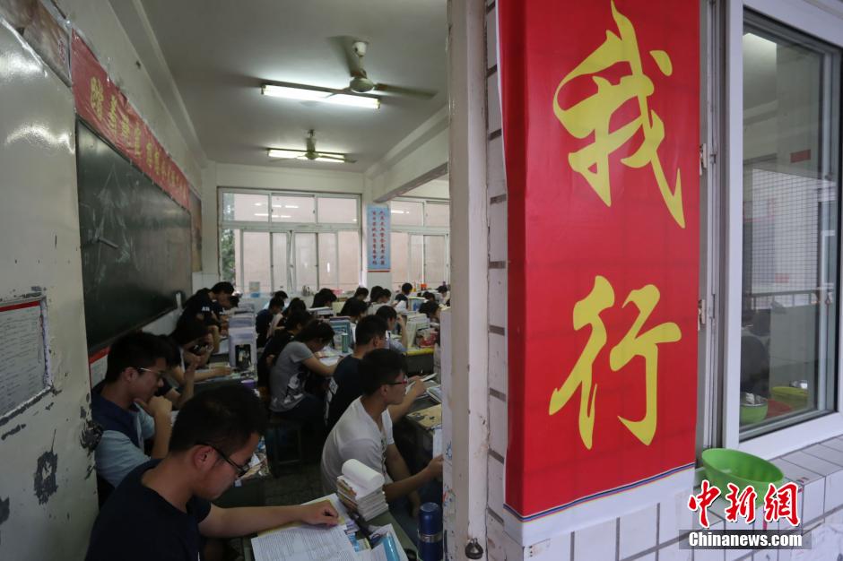 河南考生備戰(zhàn)高考 標(biāo)語(yǔ)口號(hào)貼滿教室 河南考生備戰(zhàn)高考 標(biāo)語(yǔ)口號(hào)貼滿教室