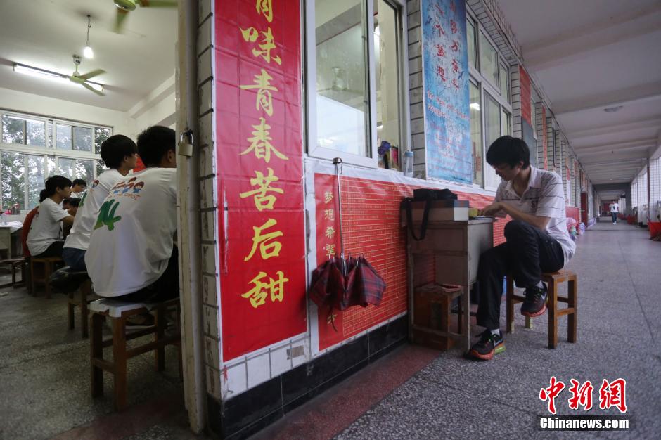 河南考生備戰(zhàn)高考 標(biāo)語(yǔ)口號(hào)貼滿教室 河南考生備戰(zhàn)高考 標(biāo)語(yǔ)口號(hào)貼滿教室