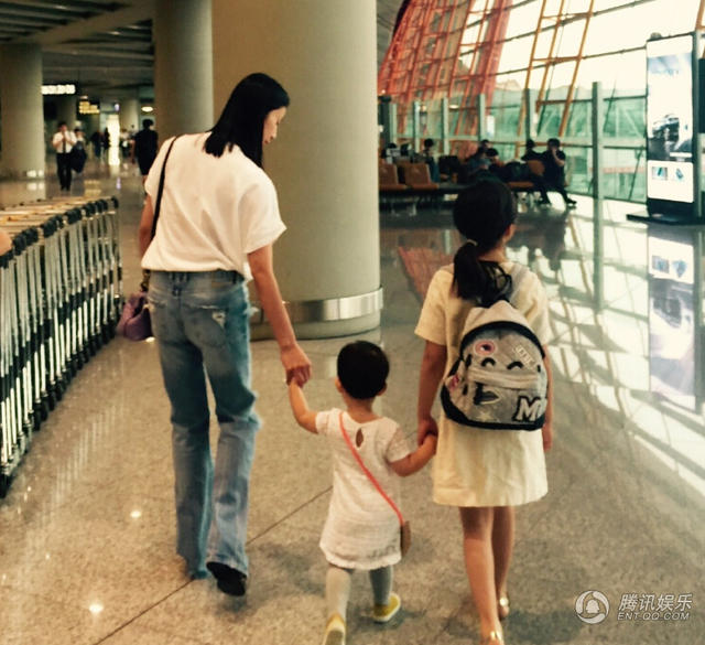 孫莉帶著兩個女兒 孫莉帶著兩個女兒