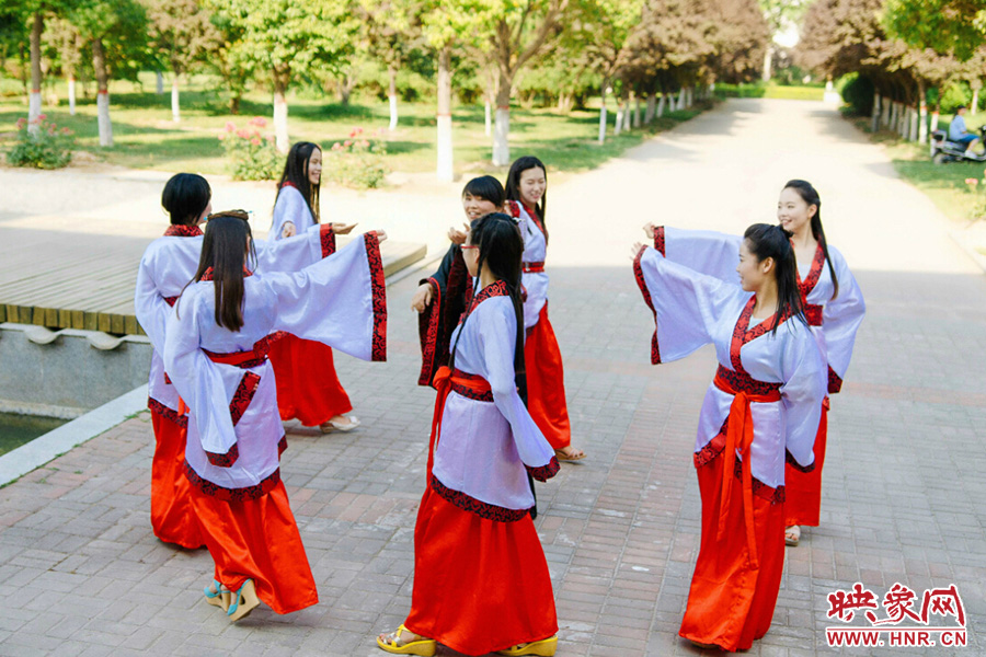 走遍校園的每個(gè)角落，只為你能盡可能將有關(guān)的記憶都帶走。