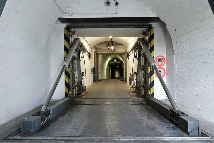 圖為地堡內(nèi)的通道，皆配備攝像頭。