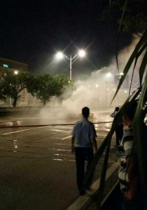 蘭博基尼跑車(chē)撞貨車(chē)燒成廢鐵 司機(jī)當(dāng)場(chǎng)死亡