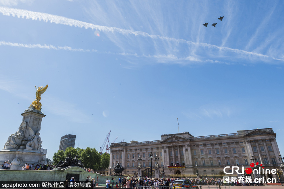 數(shù)架颶風(fēng)噴火戰(zhàn)斗機(jī)和臺風(fēng)戰(zhàn)斗機(jī)編隊(duì)飛躍白金漢宮上空，參加了紀(jì)念儀式。