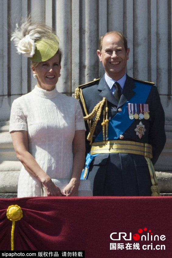 英國女王伊麗莎白二世攜眾王室成員觀看空軍飛行表演。