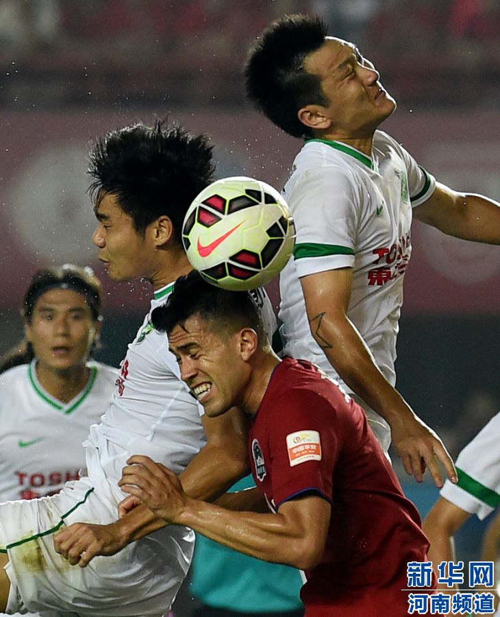 7月19日，河南建業(yè)隊球員哈維爾（右二）在比賽中與對手爭搶頭球。