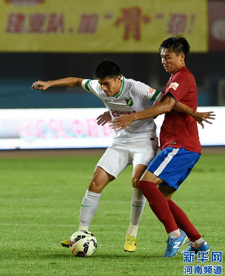 7月19日，杭州綠城隊球員黃希揚（左）在比賽中控球。